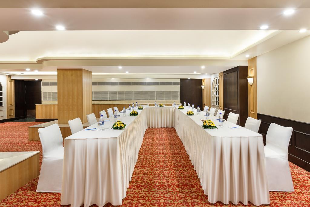 La Place Sarovar Portico Лакхнау Экстерьер фото