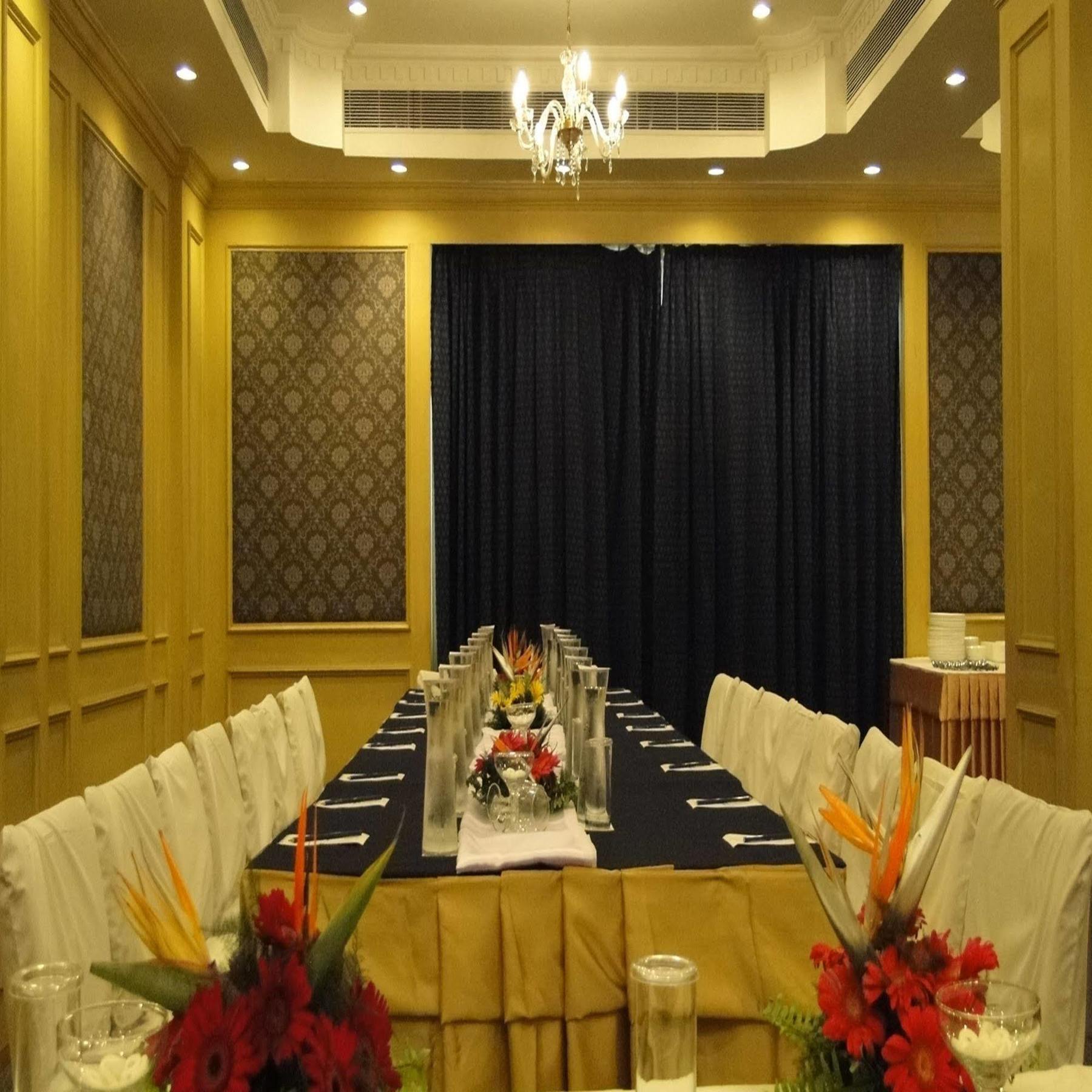 La Place Sarovar Portico Лакхнау Экстерьер фото