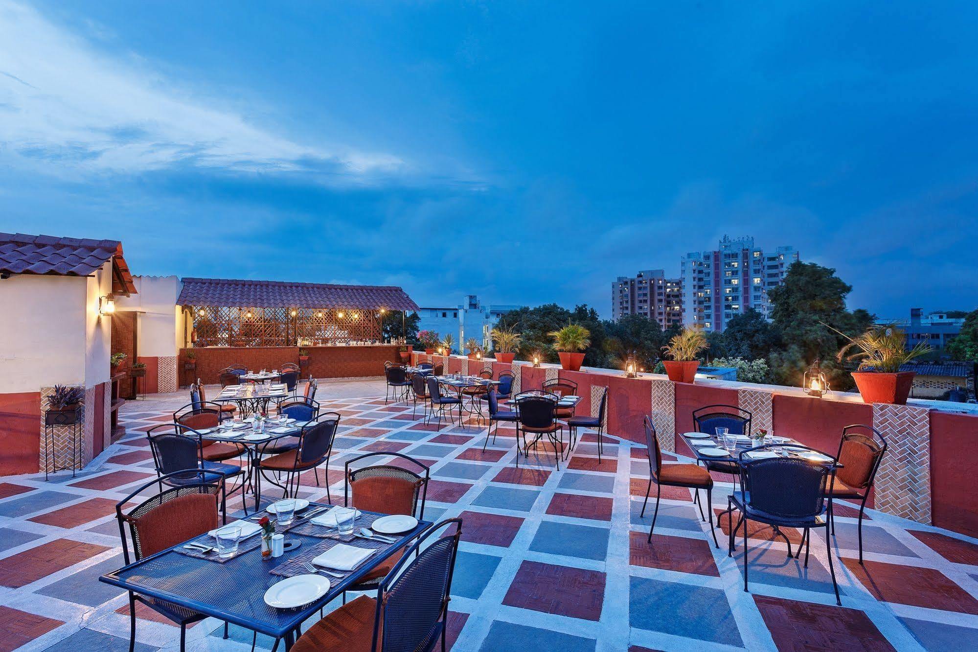 La Place Sarovar Portico Лакхнау Экстерьер фото