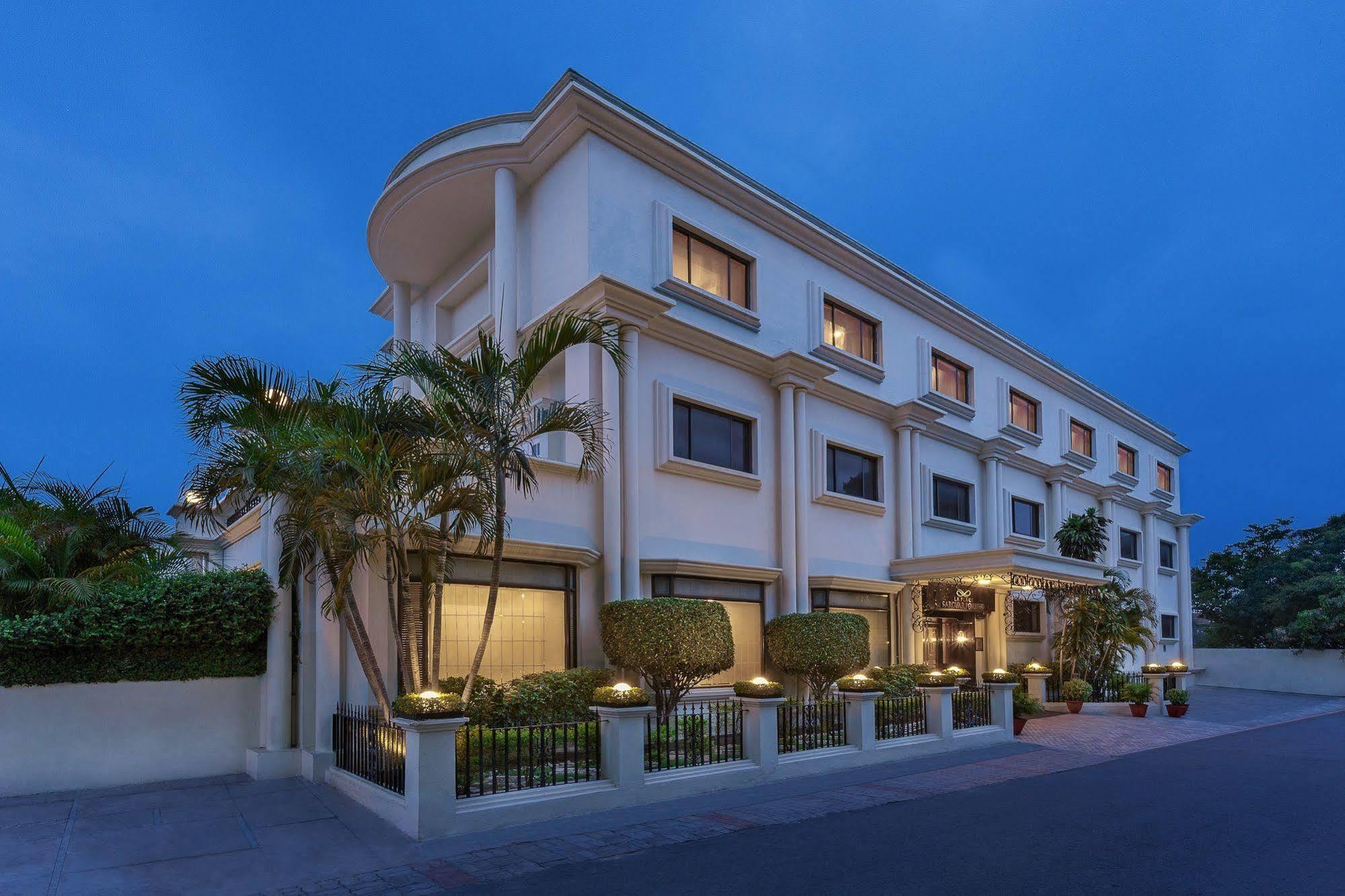 La Place Sarovar Portico Лакхнау Экстерьер фото