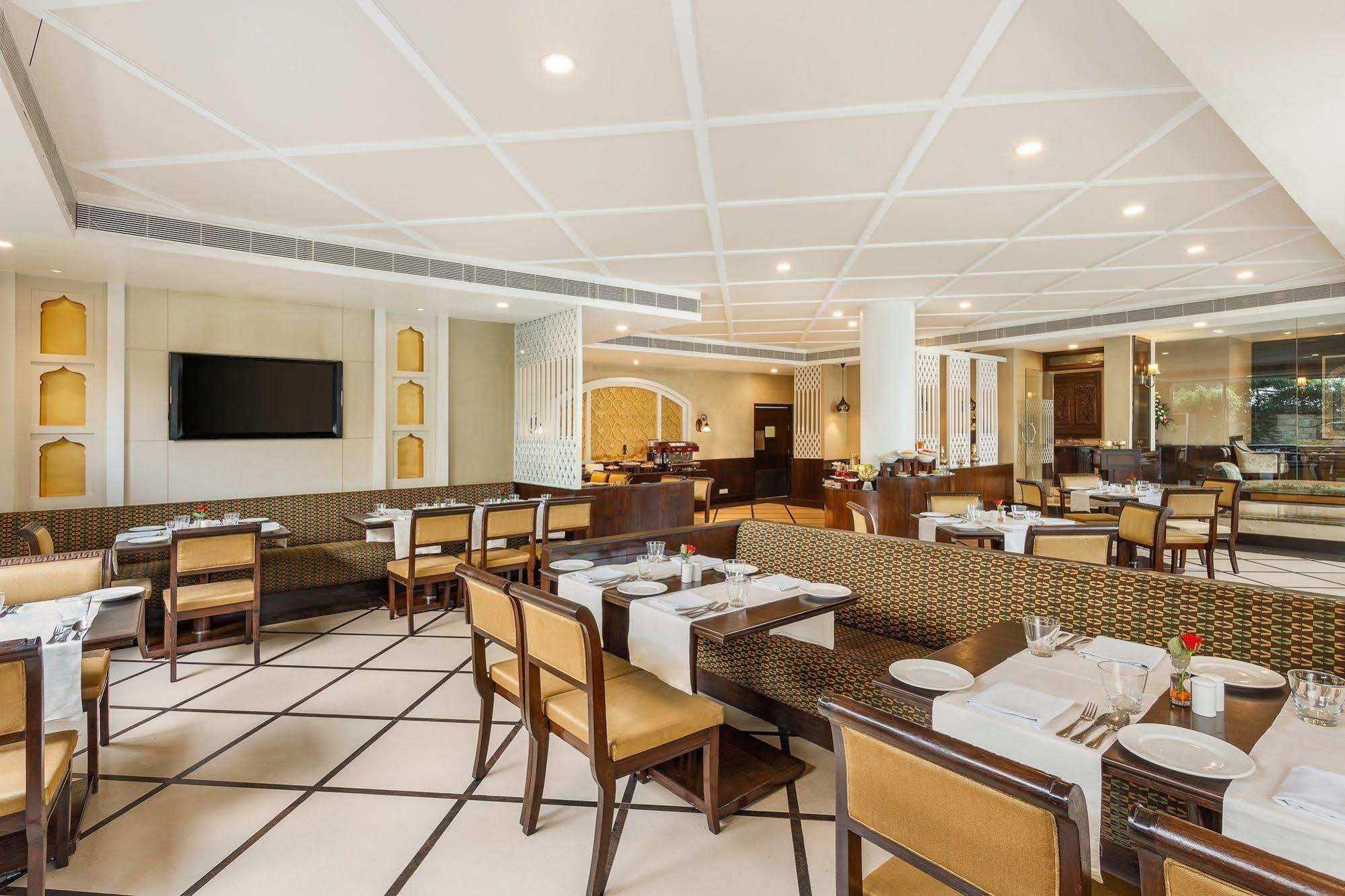 La Place Sarovar Portico Лакхнау Экстерьер фото