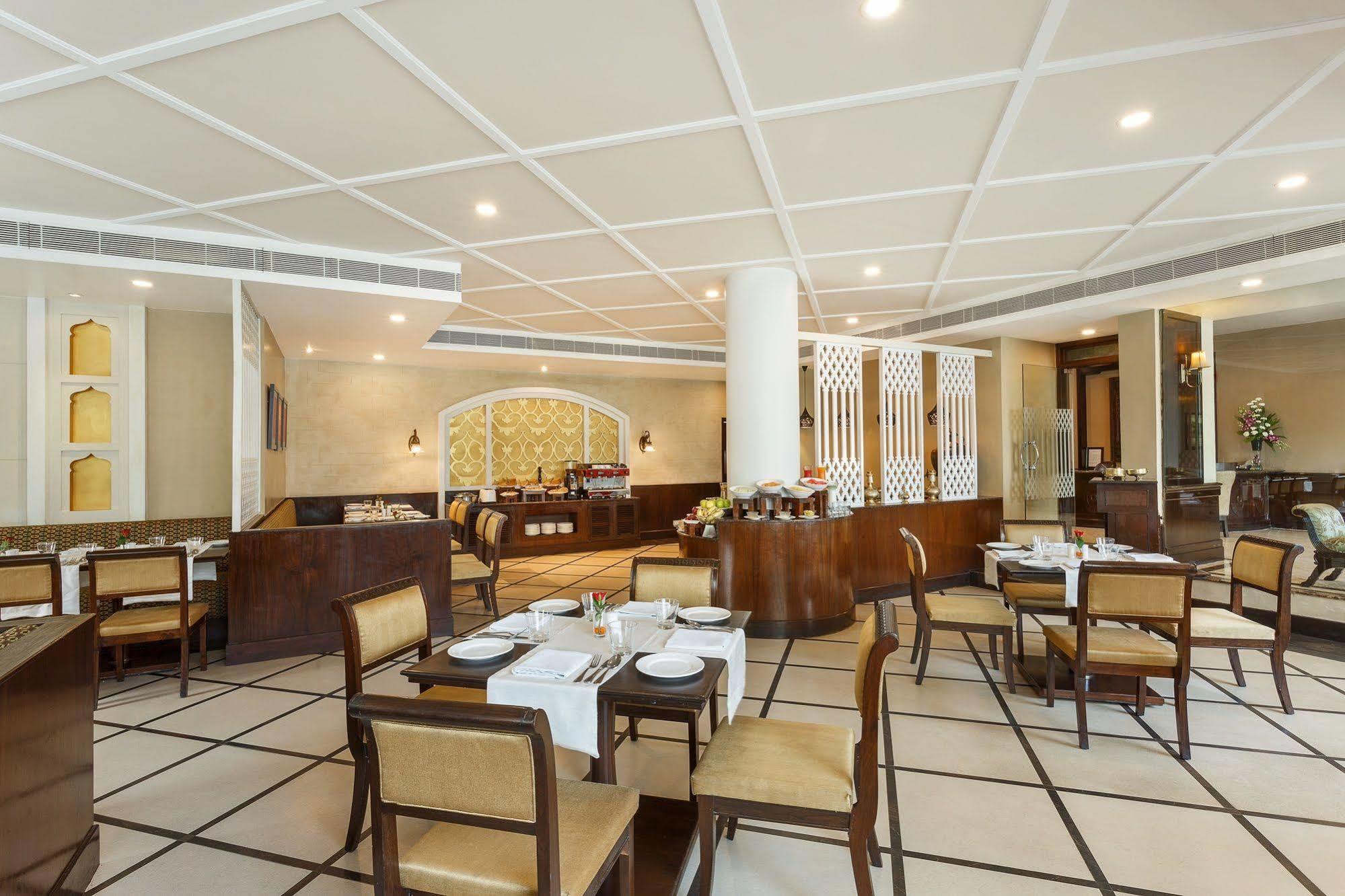 La Place Sarovar Portico Лакхнау Экстерьер фото