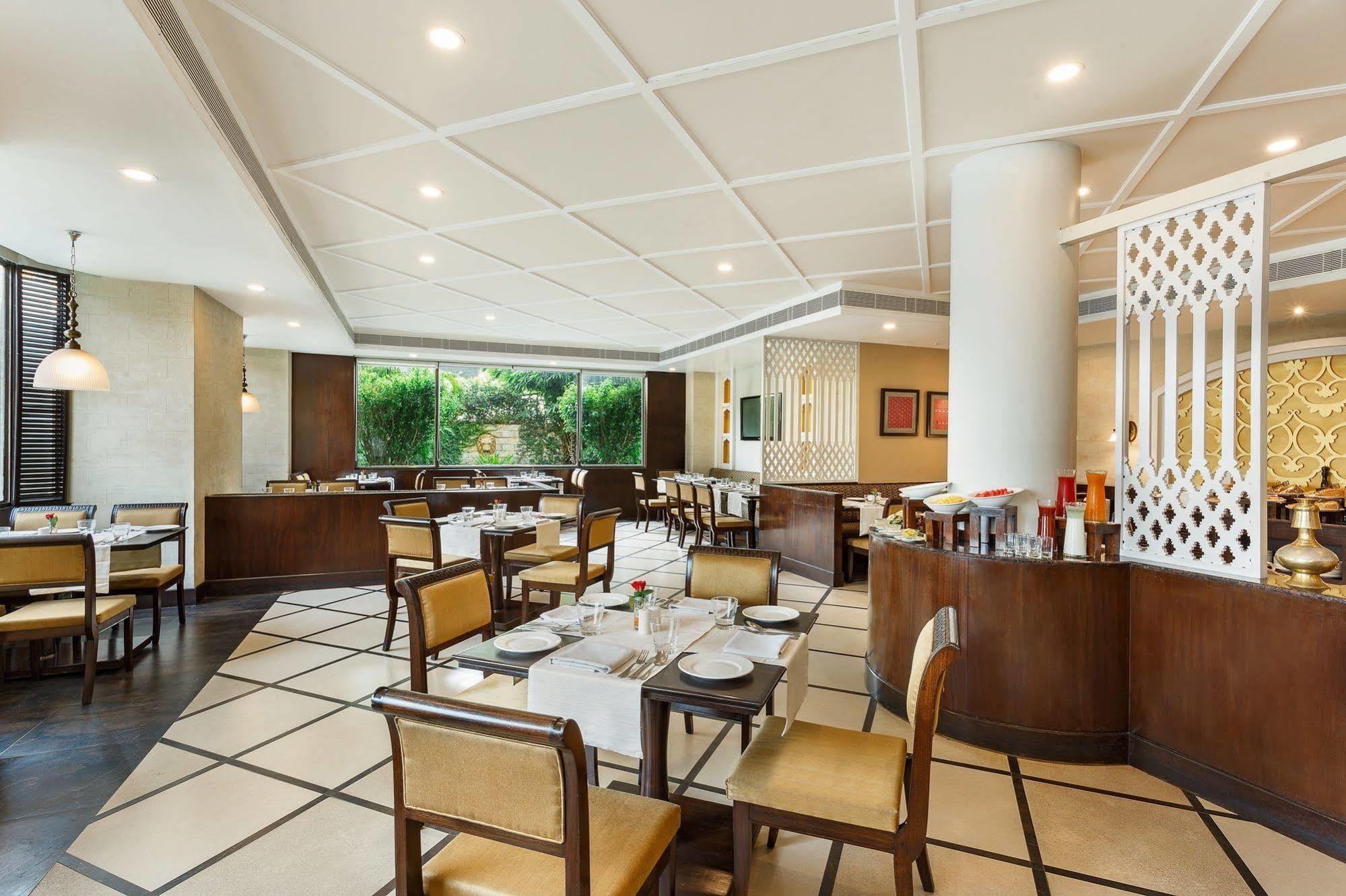 La Place Sarovar Portico Лакхнау Экстерьер фото